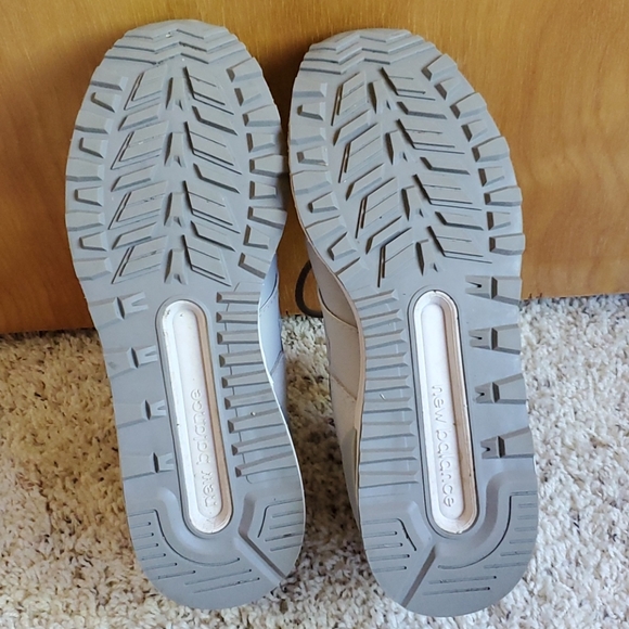 Women's Running Sneaker - Picture 2 of 4